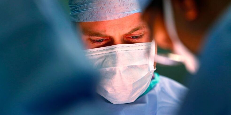 chirurgul efectuează o operație de mărire a penisului
