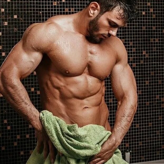 omul a făcut un duș înainte de exercițiile de mărire a penisului