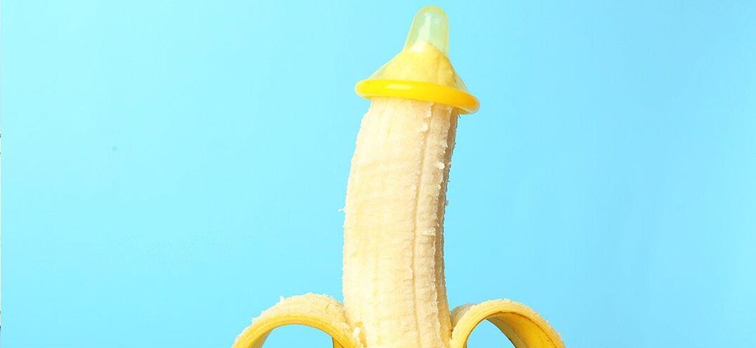 banană într-un prezervativ ca o imitație a măririi penisului fără intervenție chirurgicală