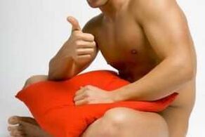Un bărbat se pregătește pentru jelq - exercițiu de mărire a penisului